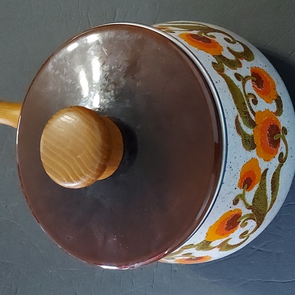 MCM Metal/Enamel coating Pot w/Lid Wood handle Love the 60-70's Colors. - Picture 2 of 6